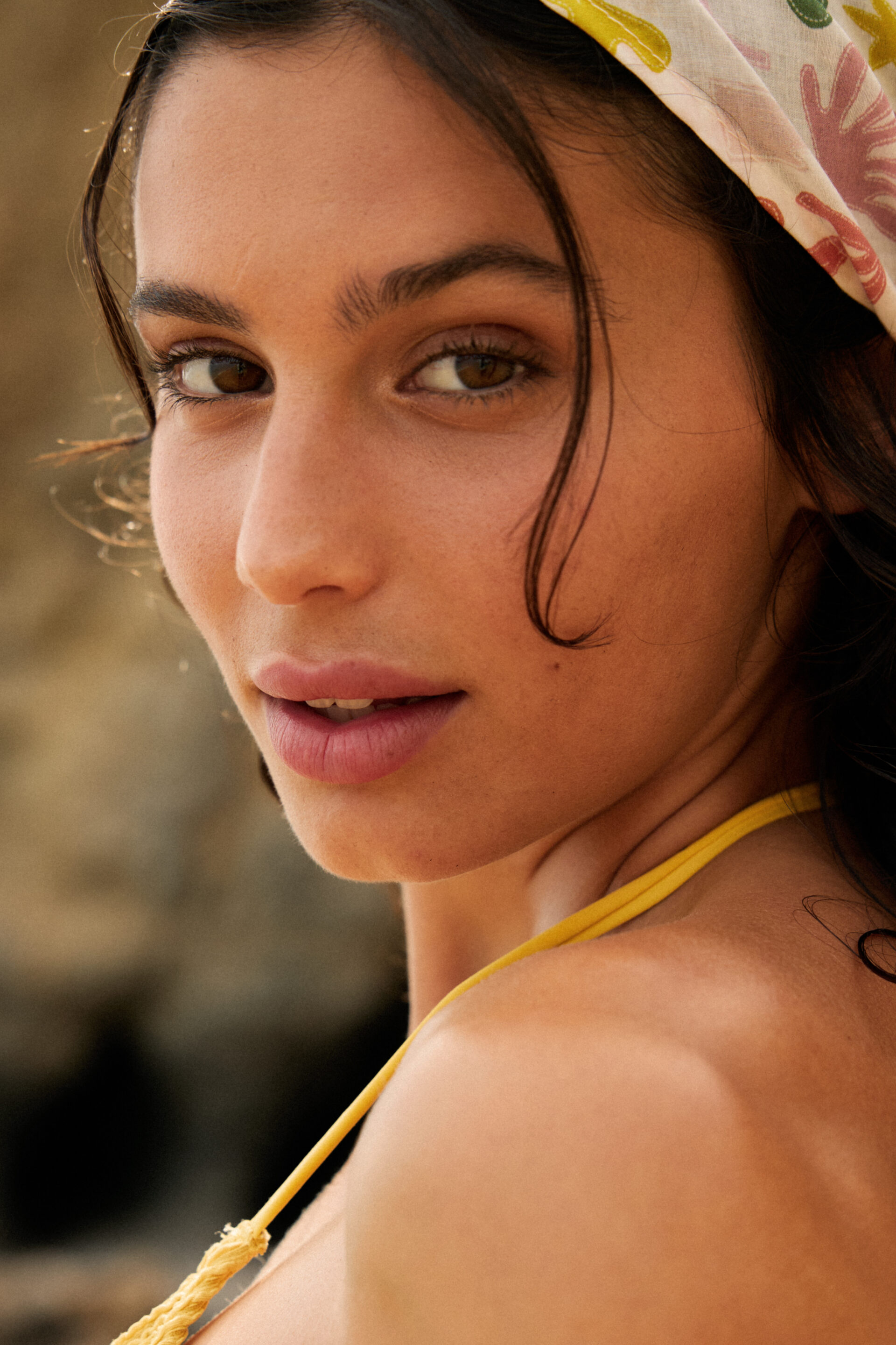 Chica con bandana en la playa tomándose fotos con un fotógrafo