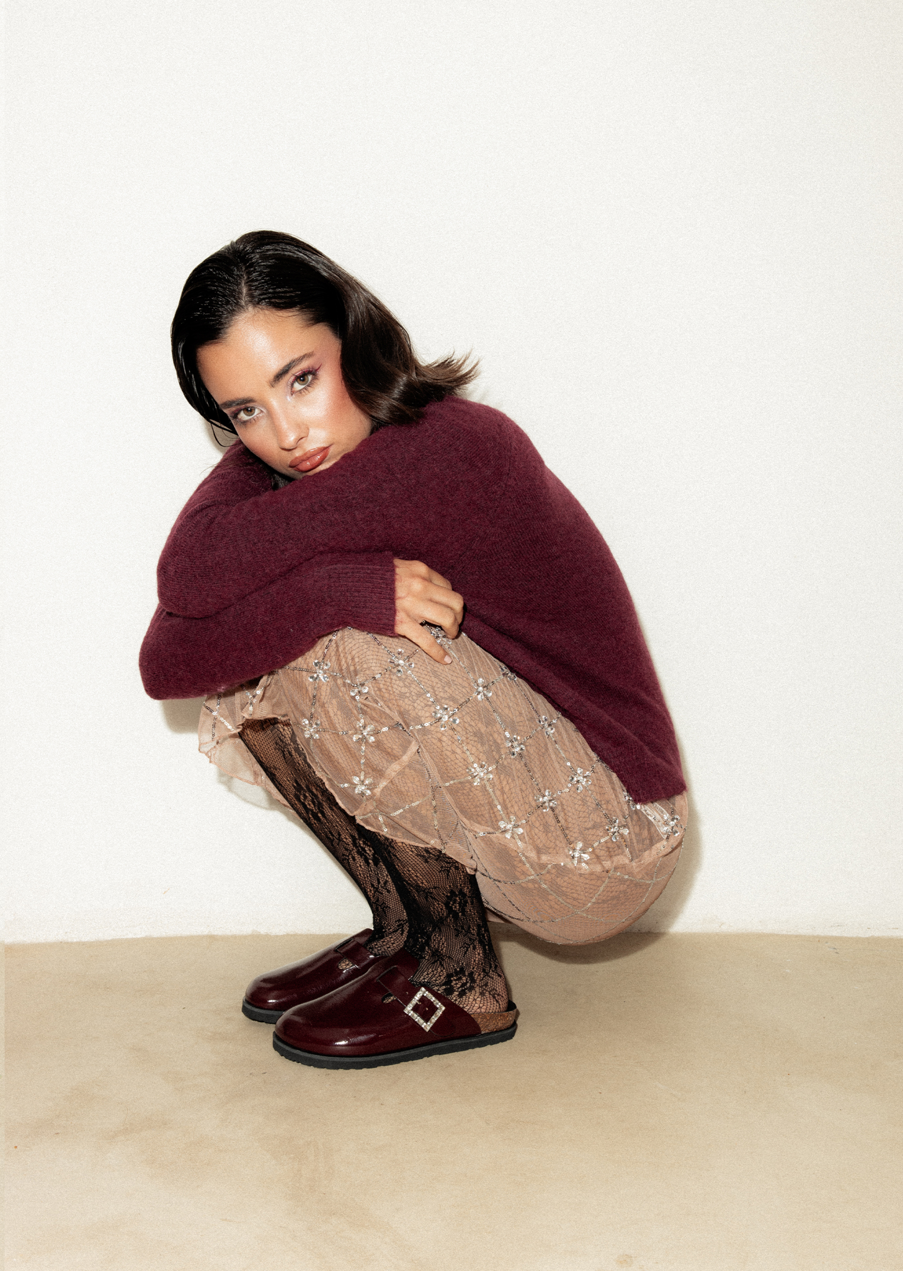 Chica con falda larga posando mientras el fotógrafo le toma una fotografía