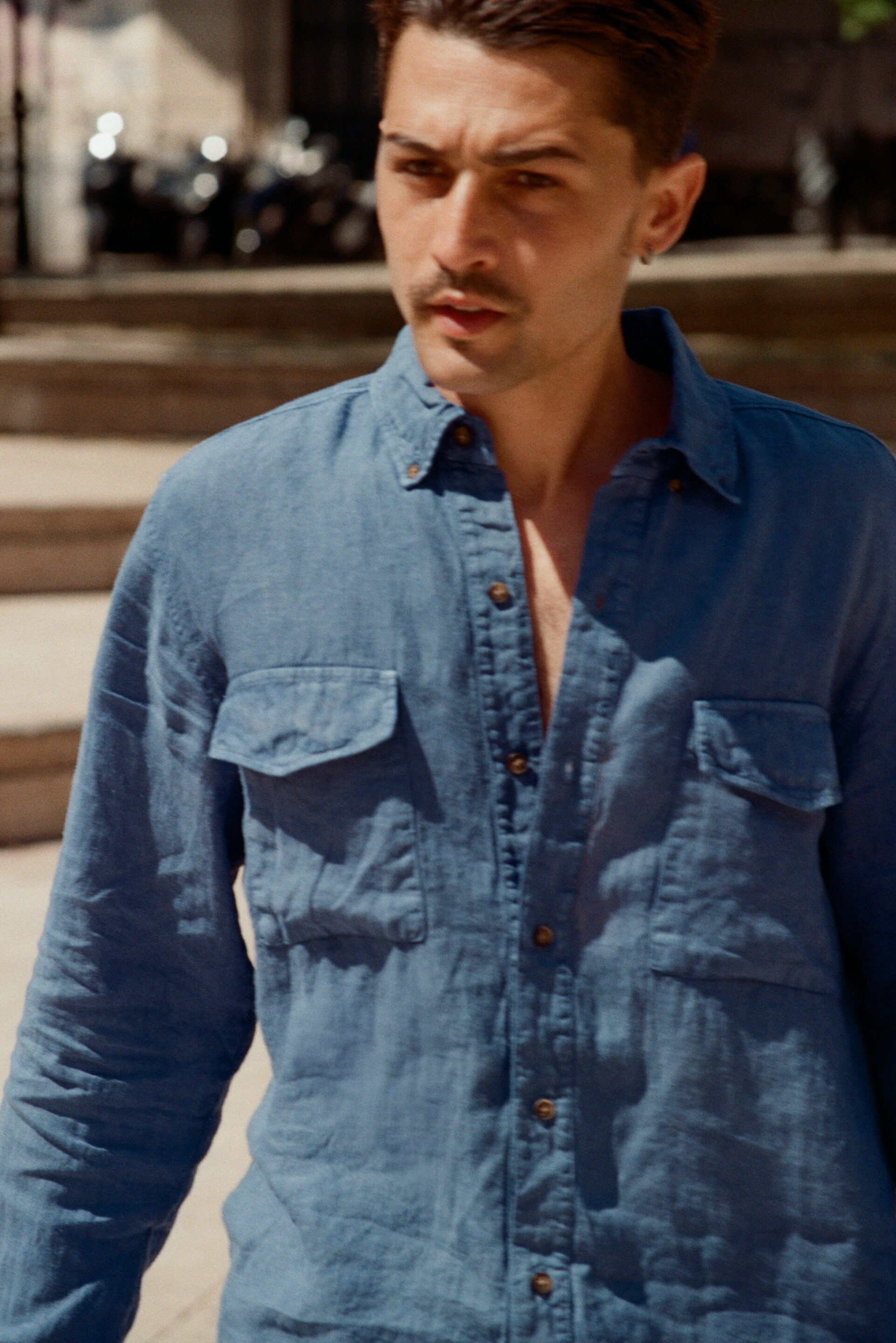 Chico con conjunto vaquero posando mientras el fotógrafo le toma una foto