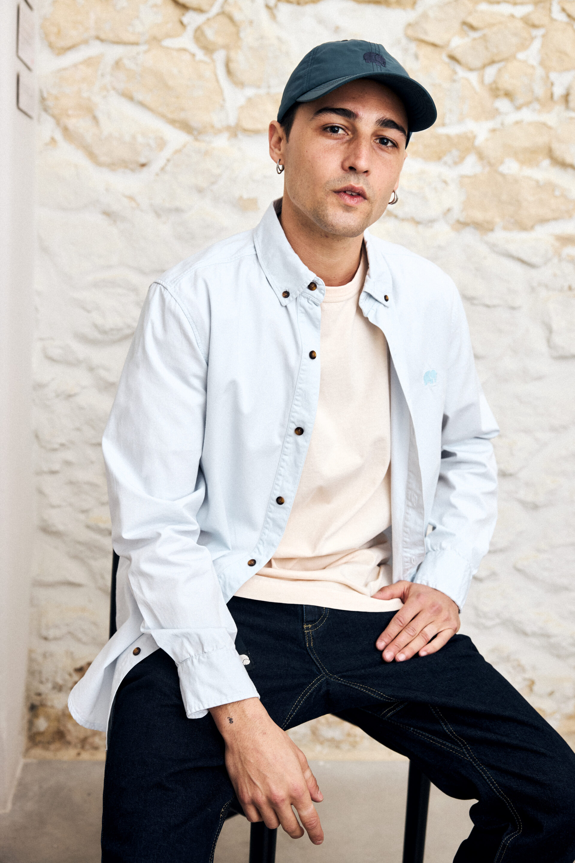 Chico sentado en la silla mientras el fotógrafo le toma una fotografía