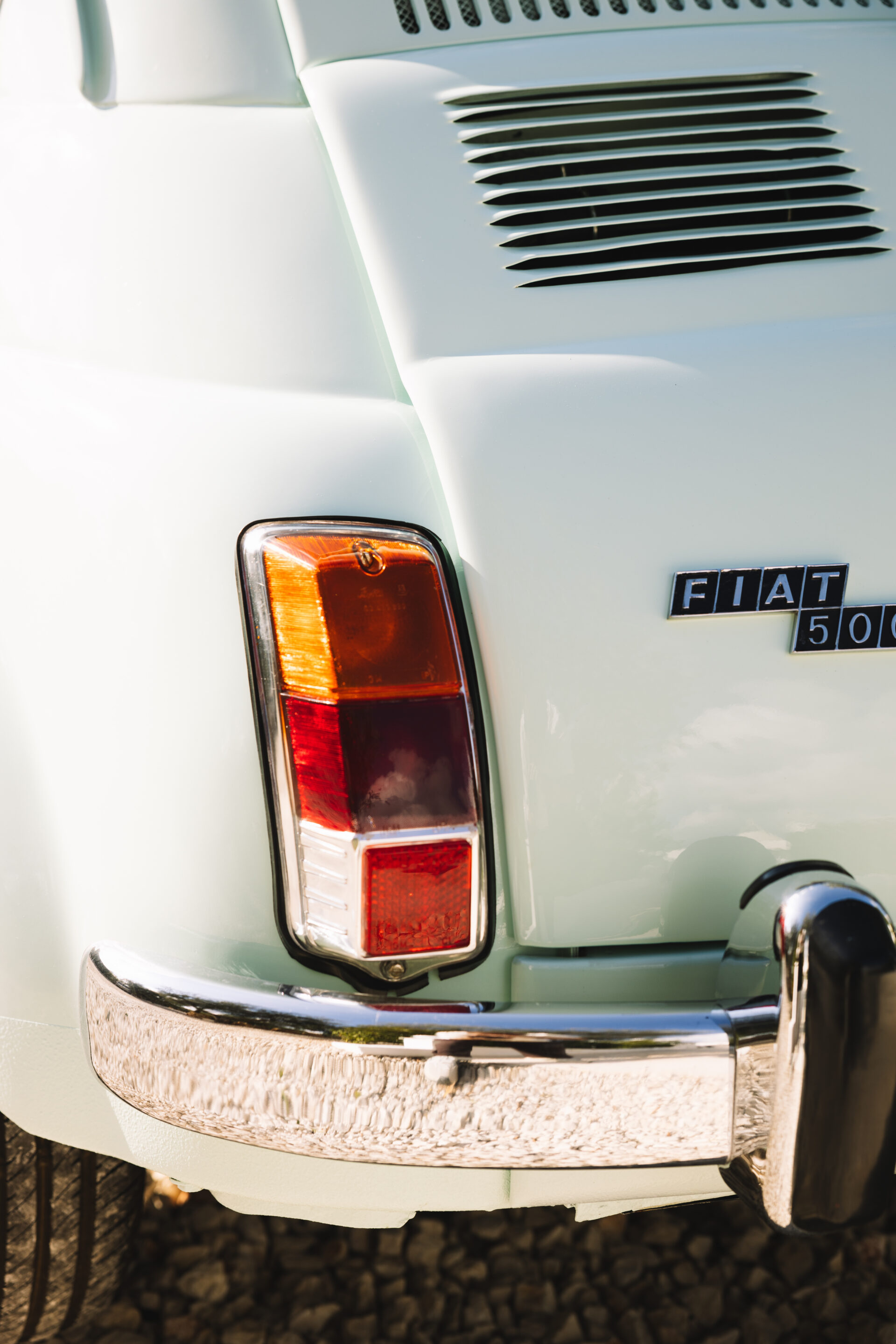 Chica con conjunto deportivo azul mientras fotógrafo le toma una foto