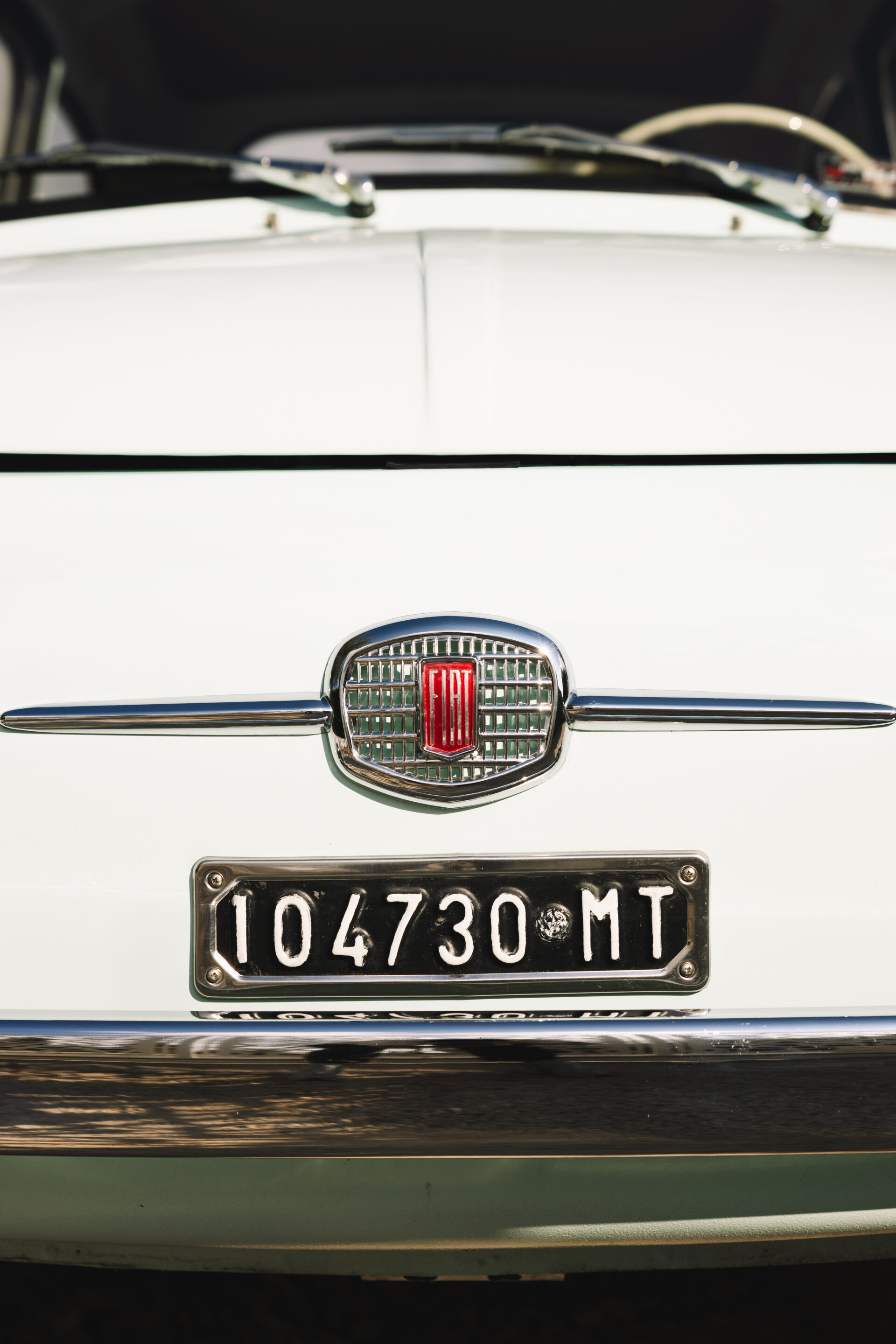 Fotógrafo le toma una foto a la parte trasera del coche blanco