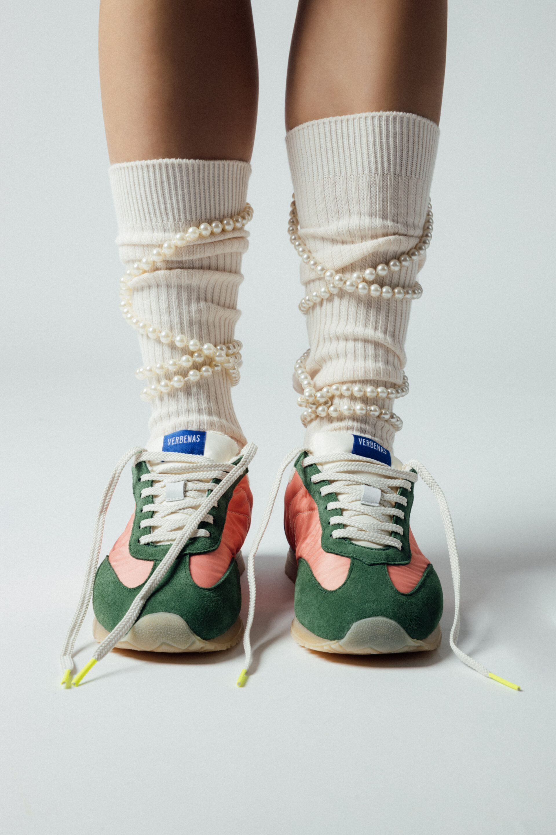 Fotógrafo le toma una foto a unos zapatos envueltos de perlas