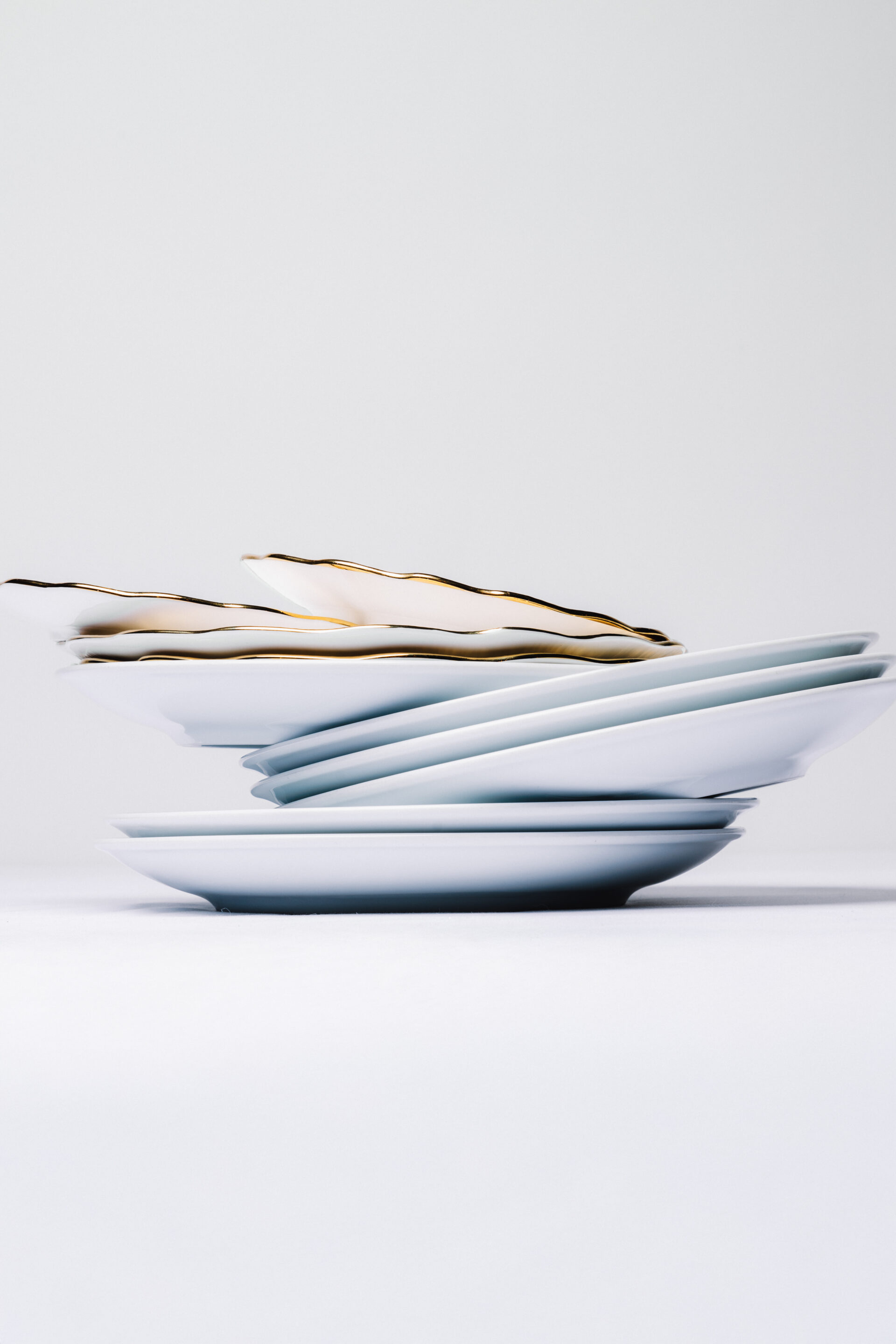 Fotógrafo le toma una foto a unos platos apilados