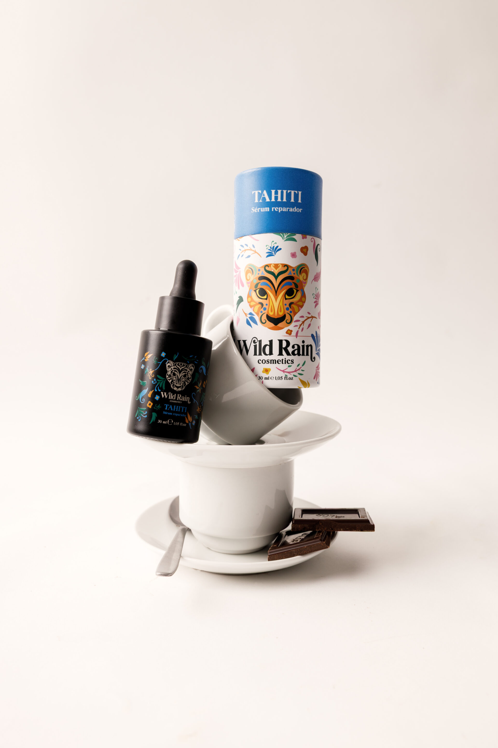 Fotógrafo le toma una fotografía a los productos de skincare