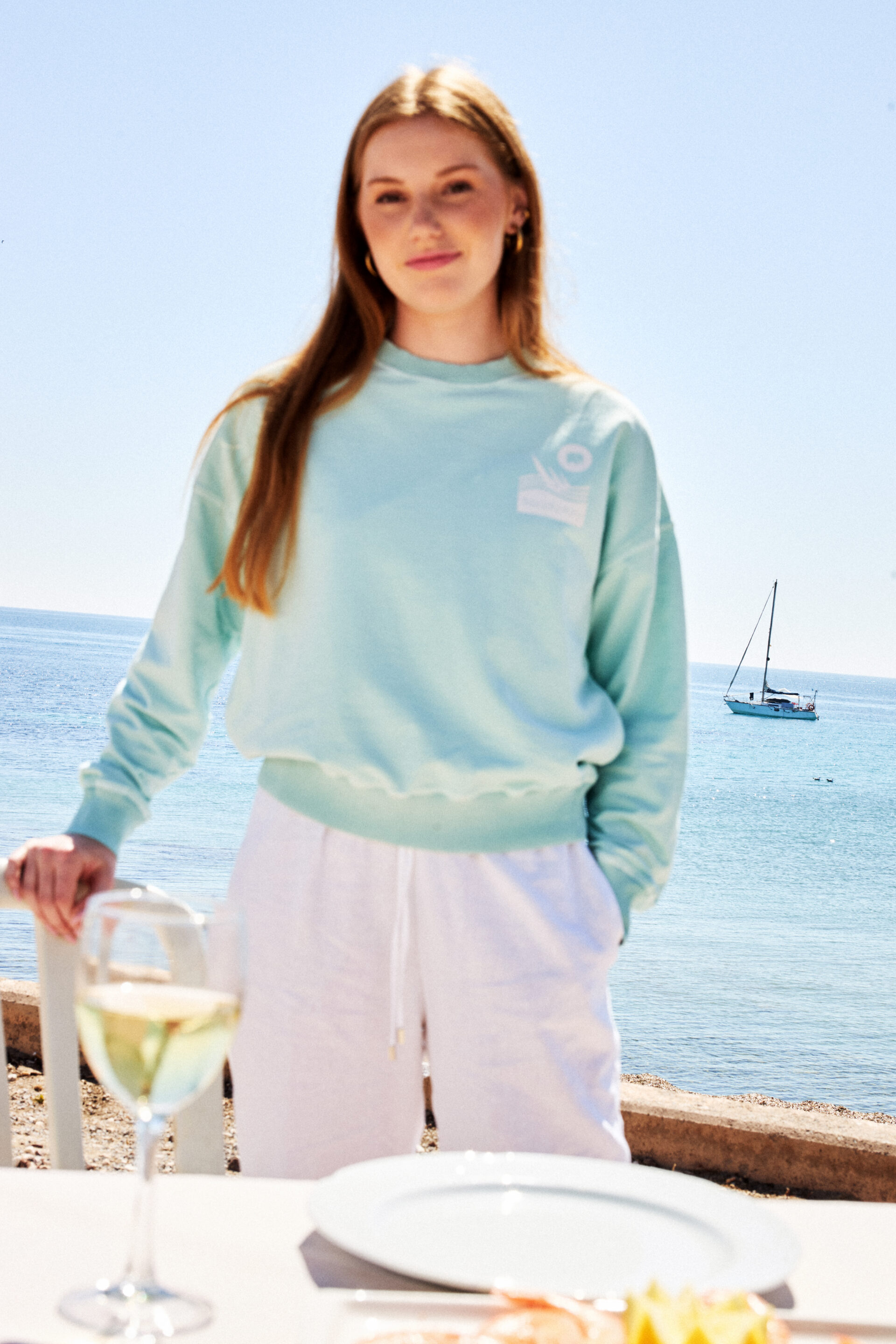 Fotógrafo le toma una foto a la chica llevando puesta la sudadera de TabarcaCup