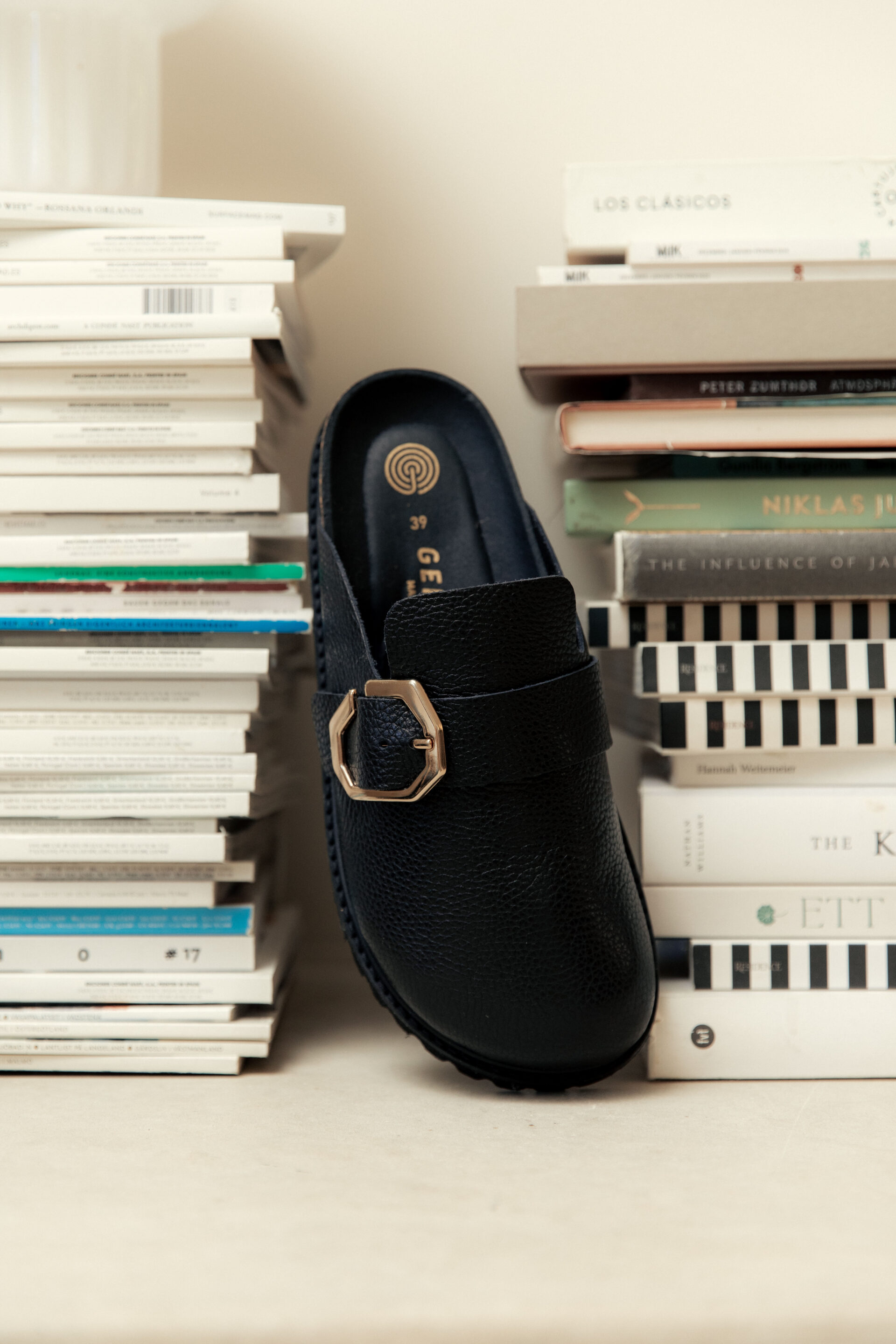 Fotógrafo le toma una fotografía a un zueco negro