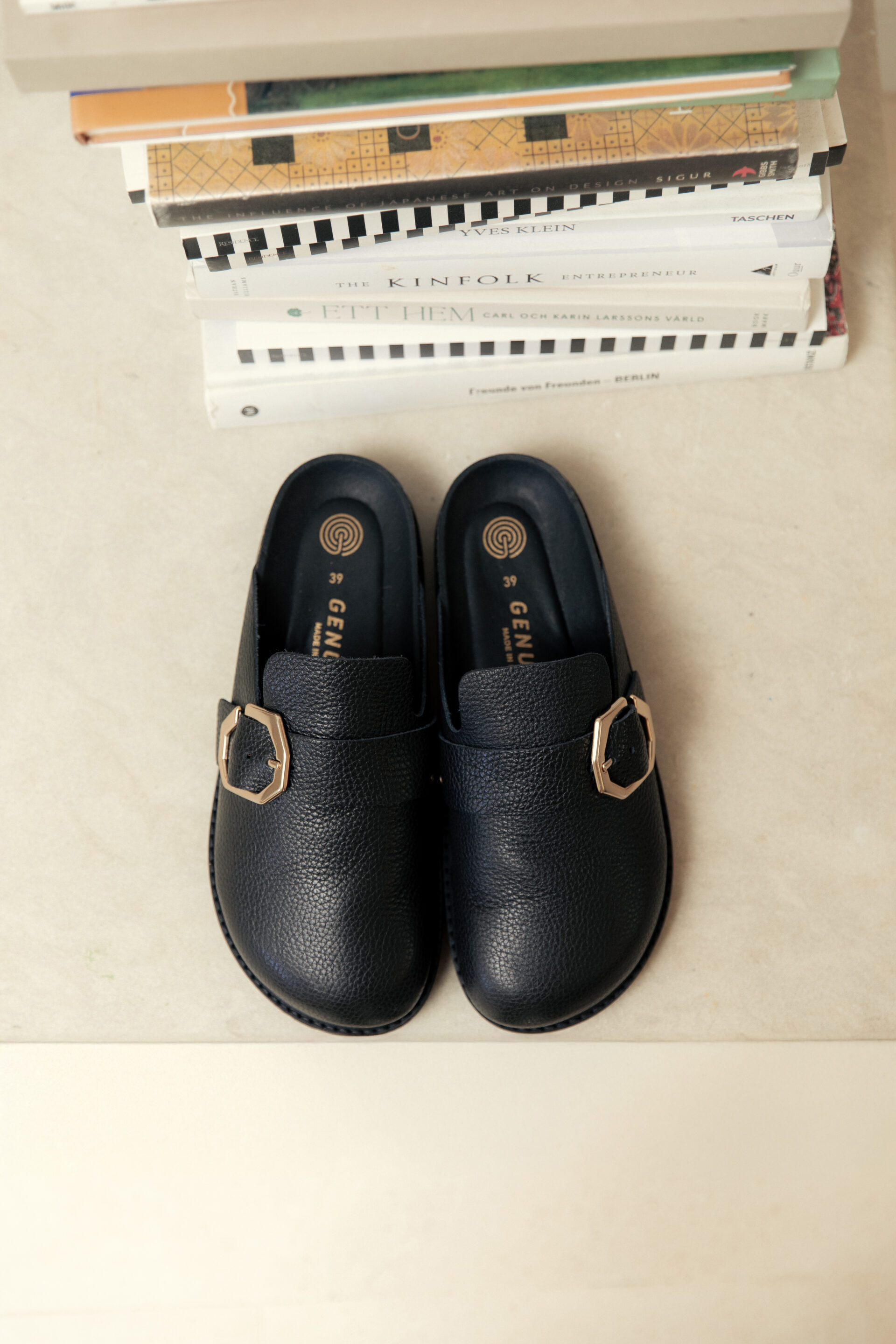 Fotógrafo le toma una foto a unos zueco negro